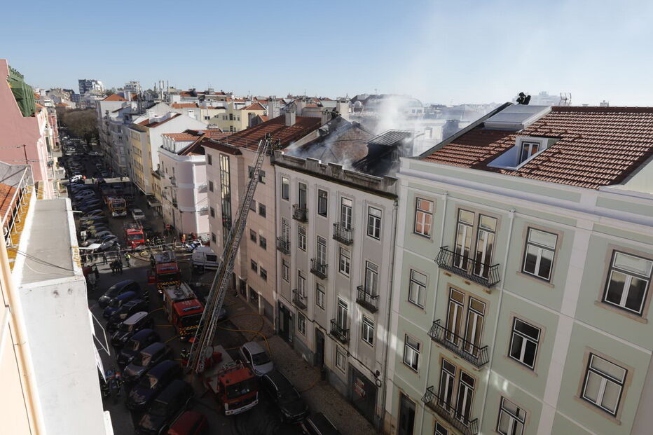Incêndio destruiu a cobertura de um prédio em Campo de Ourique em Lisboa