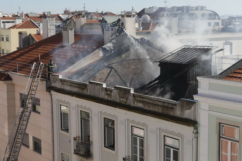 Incêndio destruiu a cobertura de um prédio em Campo de Ourique em Lisboa