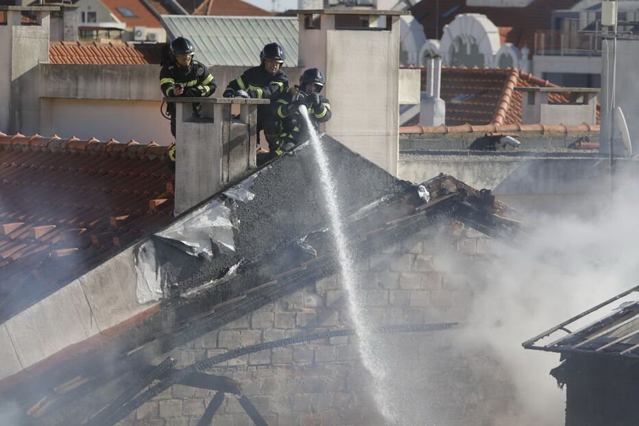 Incêndio destruiu a cobertura de um prédio em Campo de Ourique em Lisboa