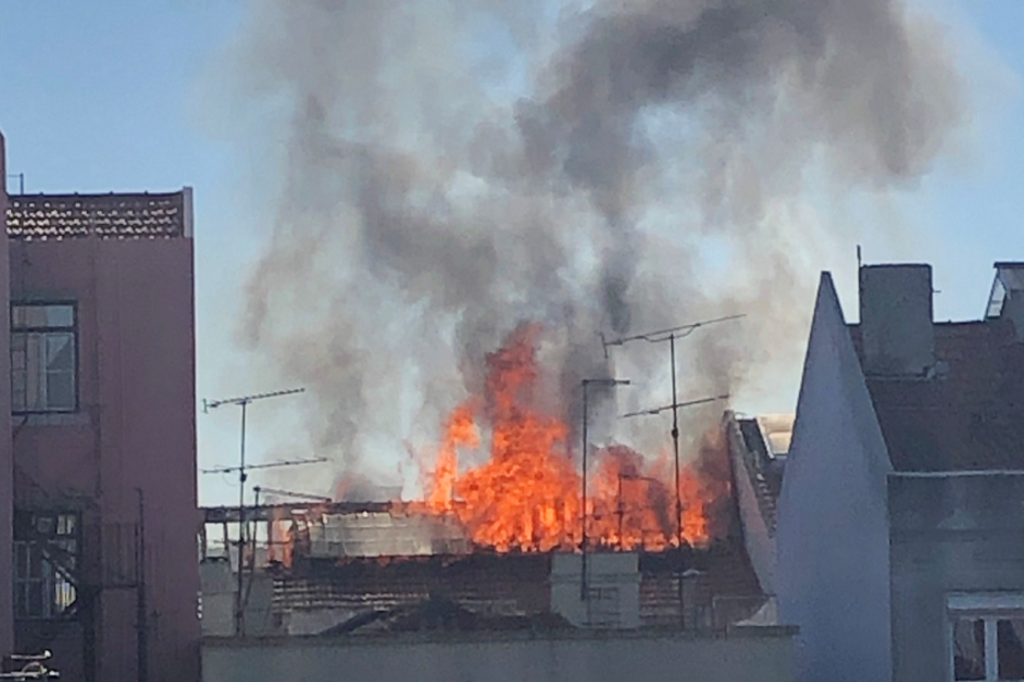 Incêndio destruiu a cobertura de um prédio em Campo de Ourique em Lisboa	