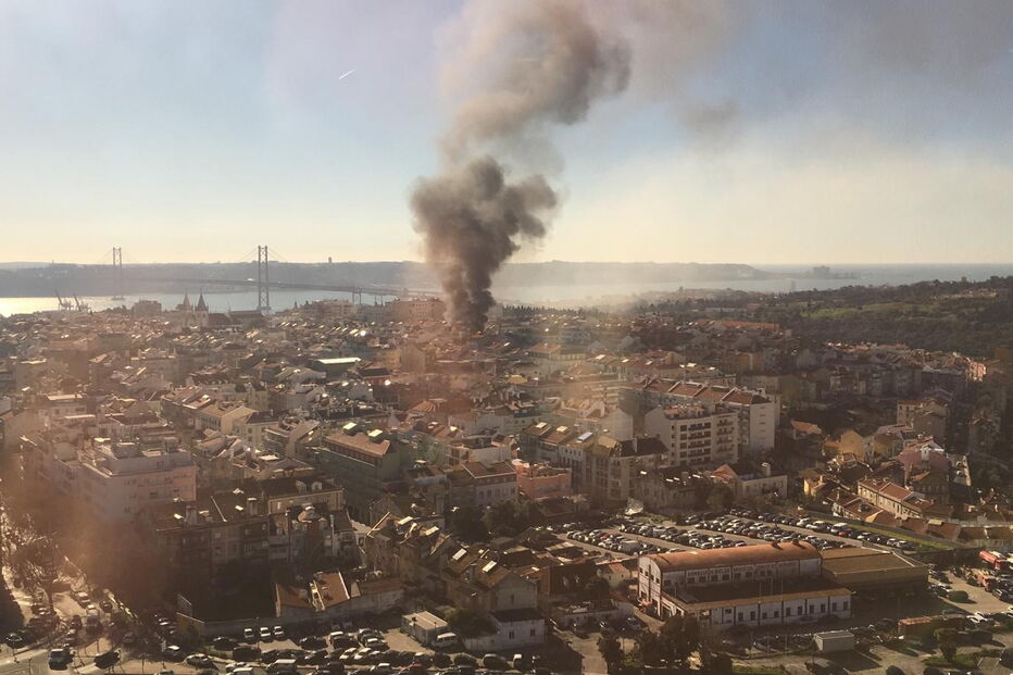 Incêndio destruiu a cobertura de um prédio em Campo de Ourique em Lisboa	