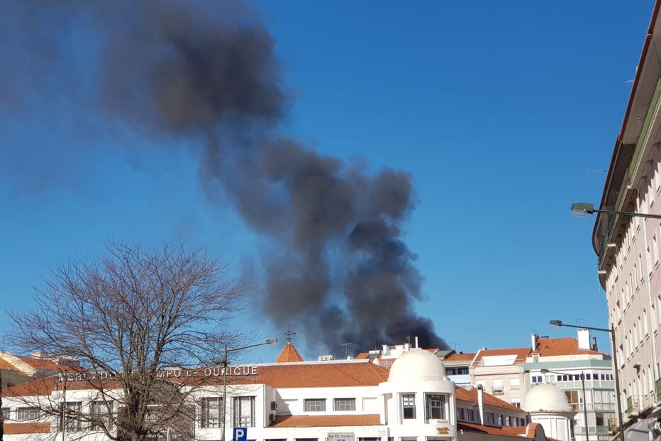 Incêndio destruiu a cobertura de um prédio em Campo de Ourique em Lisboa	