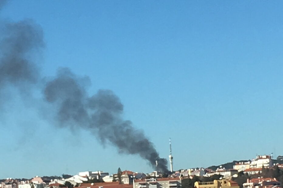 Incêndio destruiu a cobertura de um prédio em Campo de Ourique em Lisboa	