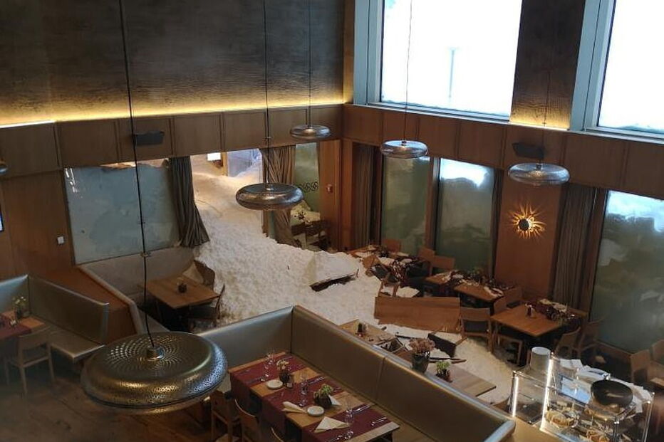 Avalanche destrói restaurante de hotel na Suíça e faz três feridos