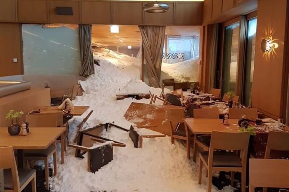 Avalanche destrói restaurante de hotel na Suíça e faz três feridos