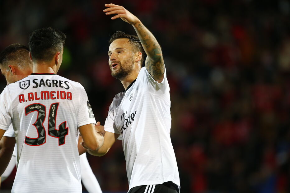 Santa Clara e Benfica medem forças nos Açores