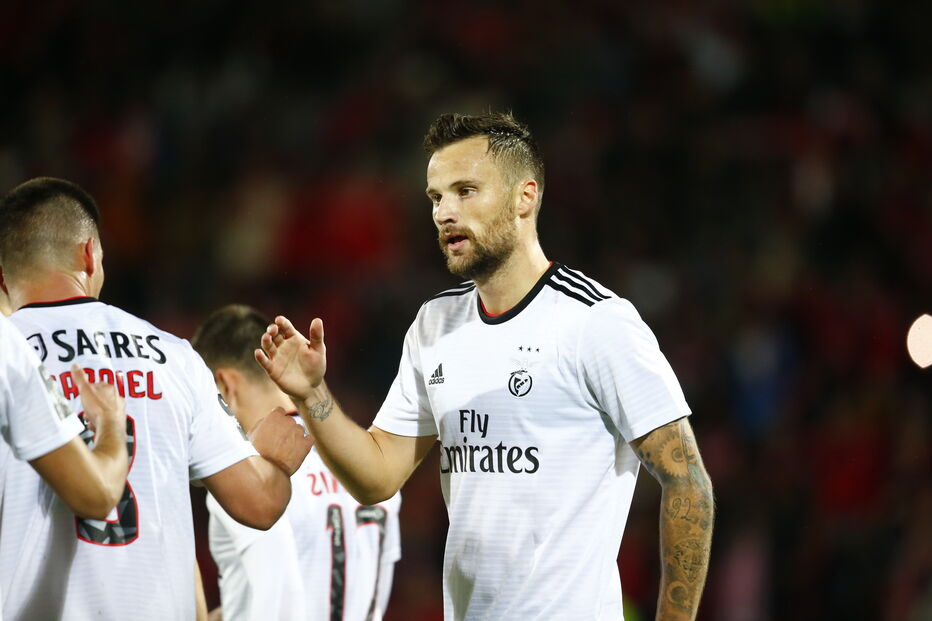 Santa Clara e Benfica medem forças nos Açores