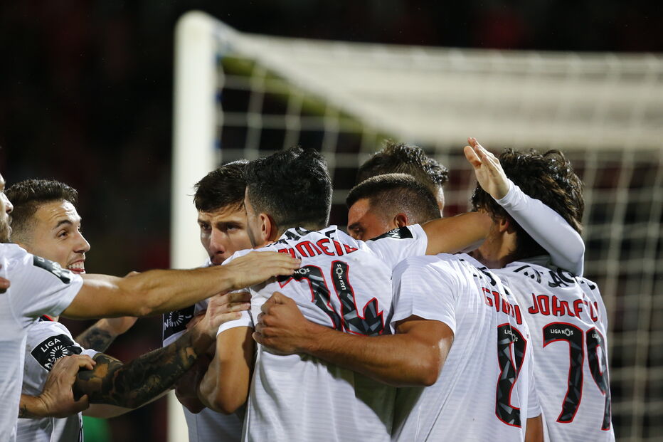 Santa Clara e Benfica medem forças nos Açores