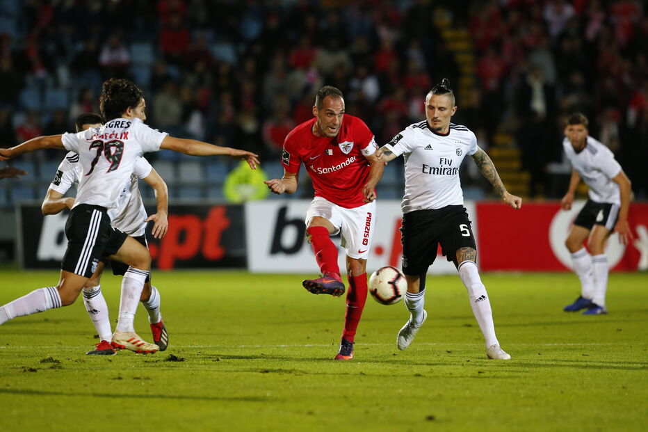 Santa Clara e Benfica medem forças nos Açores