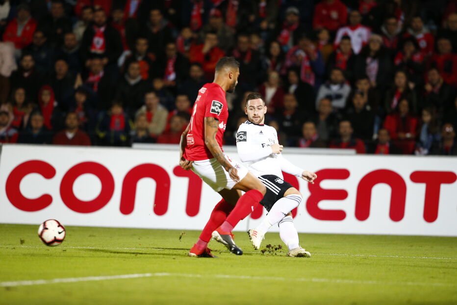 Santa Clara e Benfica medem forças nos Açores