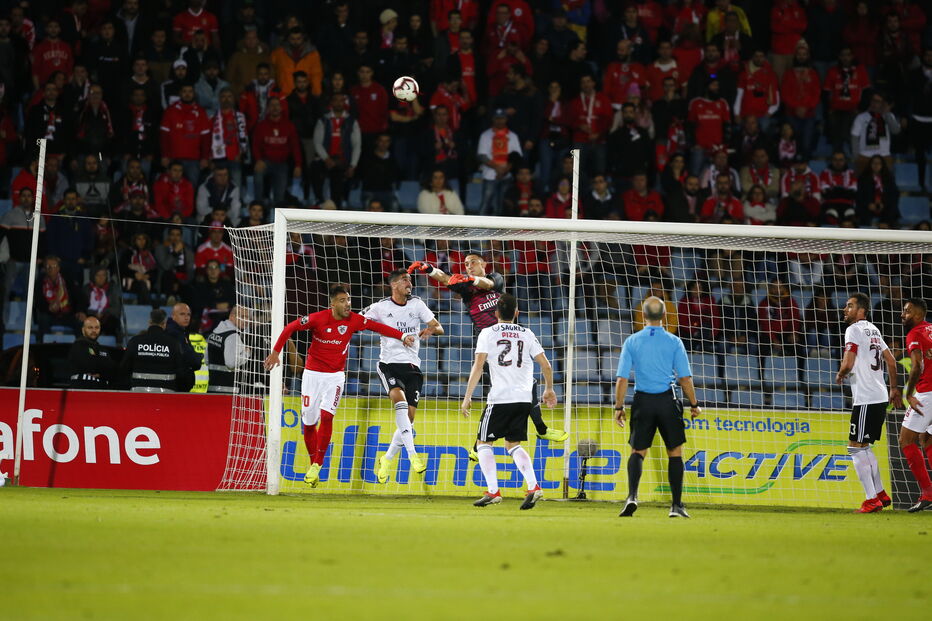 Santa Clara e Benfica medem forças nos Açores