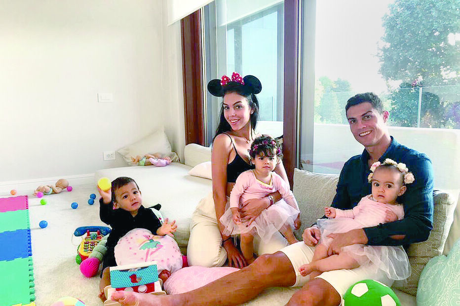 Cristiano Ronaldo com Georgina e os três filhos