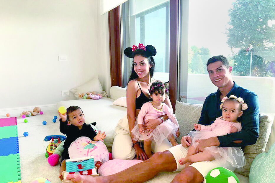 Cristiano Ronaldo com Georgina e os três filhos bebés