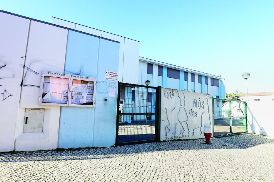 Na Escola Quinta das Mós, no concelho de Loures, faz frio nas salas porque o ar condicionado está avariado   