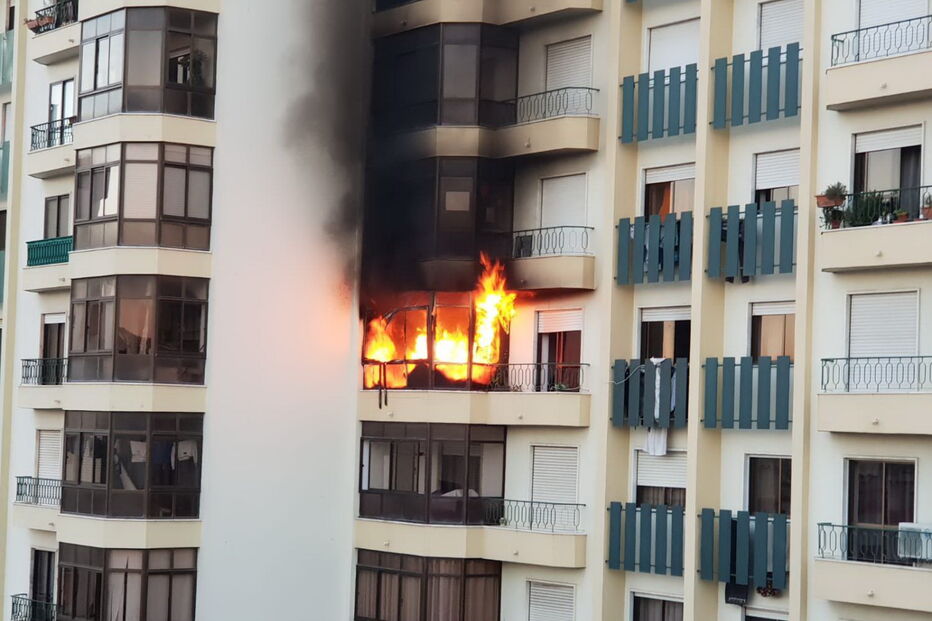 Apartamento arde no Cacém