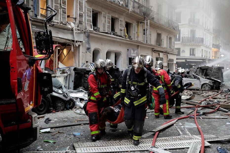 Explosão seguida de incêndio no centro de Paris 