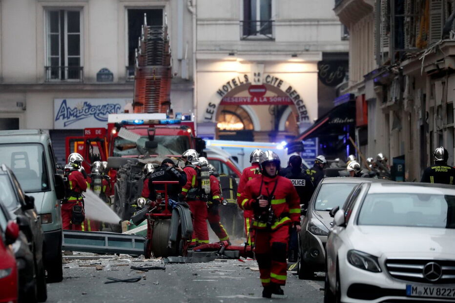 Explosão seguida de incêndio no centro de Paris