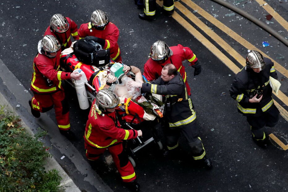 Explosão seguida de incêndio no centro de Paris