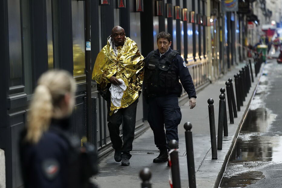 Explosão seguida de incêndio no centro de Paris