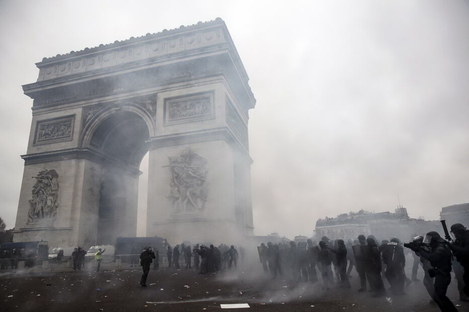 'Coletes amarelos' voltam às ruas de Paris pelo nono fim de semana consecutivo