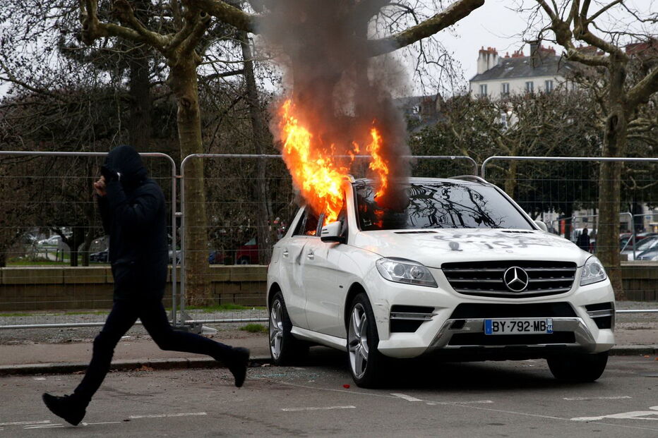 'Coletes amarelos' voltam às ruas de Paris pelo nono fim de semana consecutivo