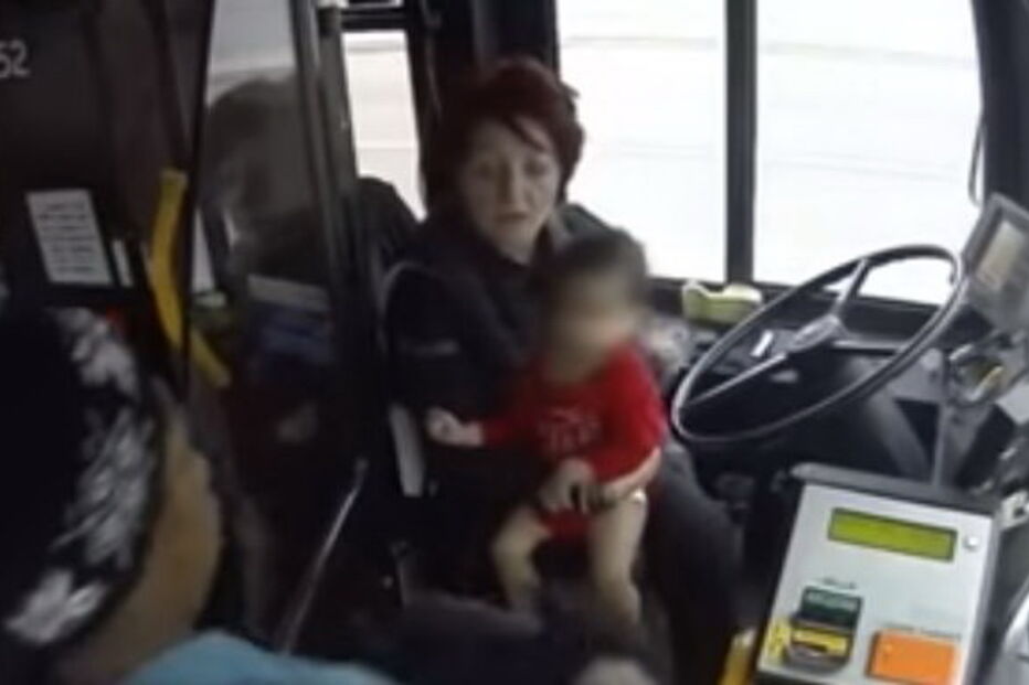 Motorista sai de autocarro e resgata bebé abandonado na rua pela mãe