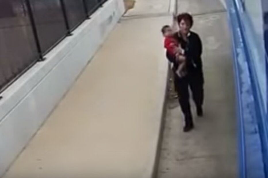 Motorista sai de autocarro e resgata bebé abandonado na rua pela mãe