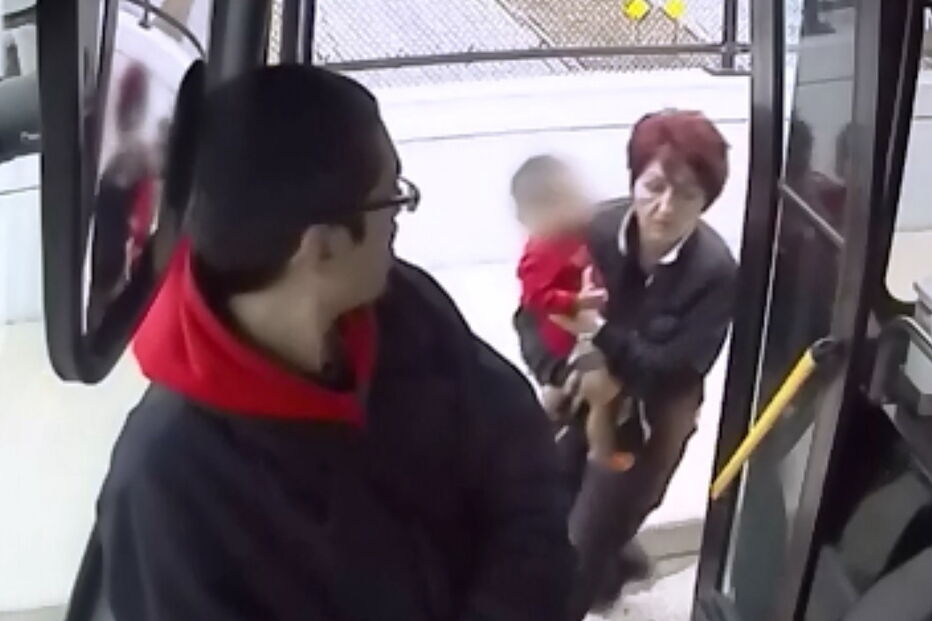 Motorista sai de autocarro e resgata bebé abandonado na rua pela mãe	