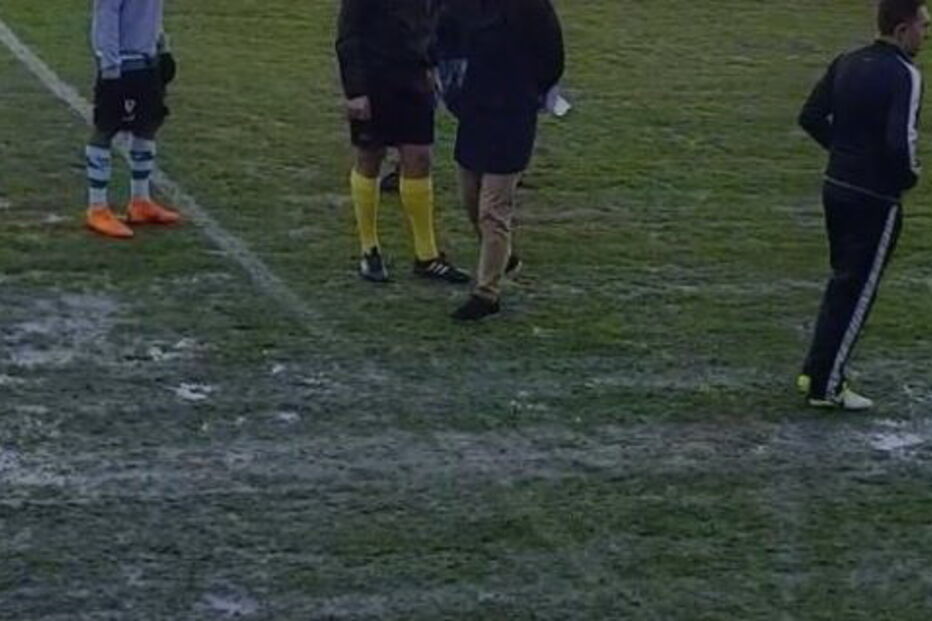 Gelo no relvado adia jogo de futebol nas Caldas das Taipas