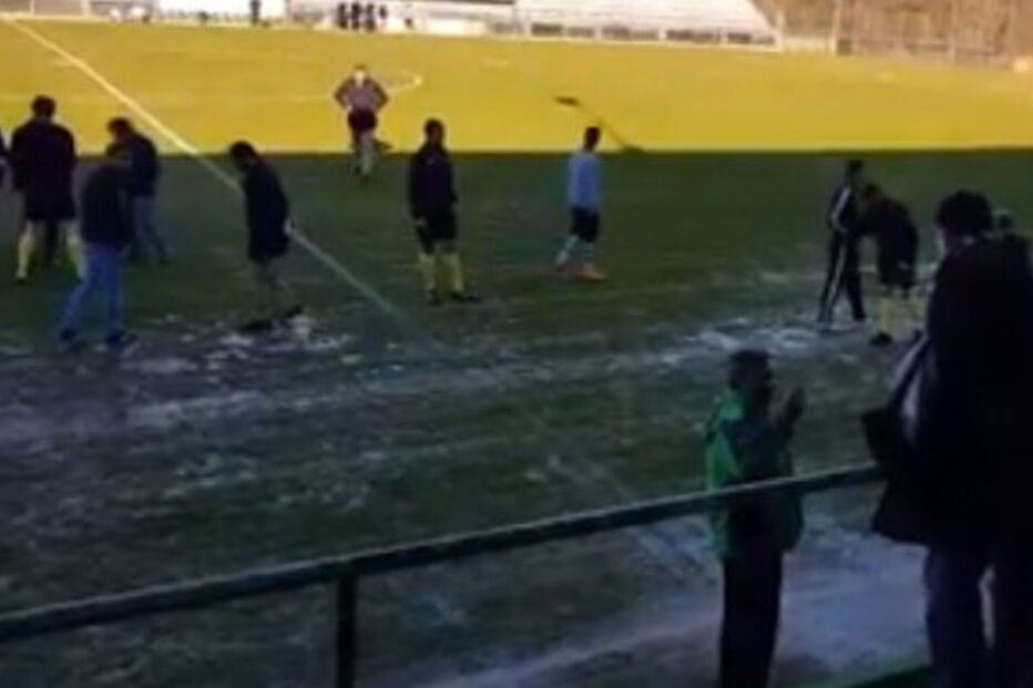 Gelo no relvado adia jogo de futebol nas Caldas das Taipas