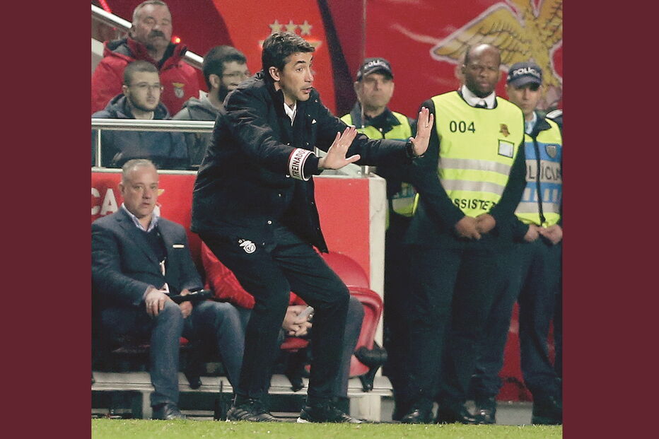 Treinador Bruno Lage num jogo do Benfica