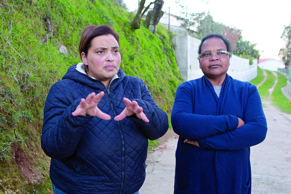 Carla Silva e a mãe, Sabina Guimarães, acolhera cão na aldeia de Cerquedo, em Penacova 