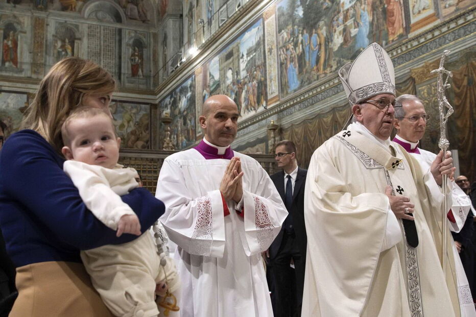 Papa Francisco batizou crianças na Capela Sistina, no Vaticano