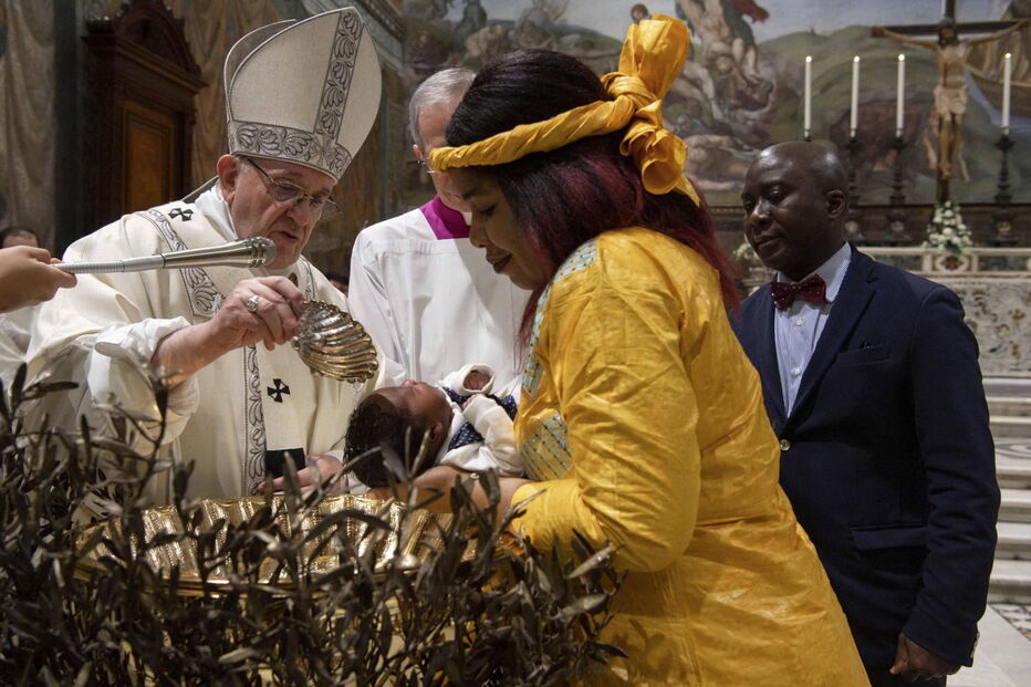 Papa Francisco batizou crianças na Capela Sistina, no Vaticano