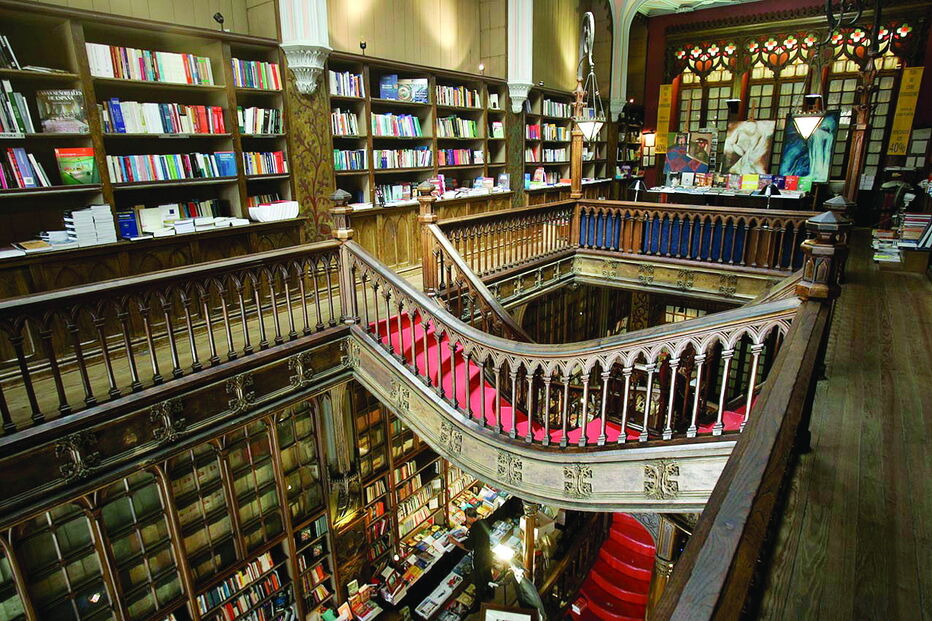 Livraria Lello foi fundada em 1906 e nos últimos anos transformou-se numa atração turística
