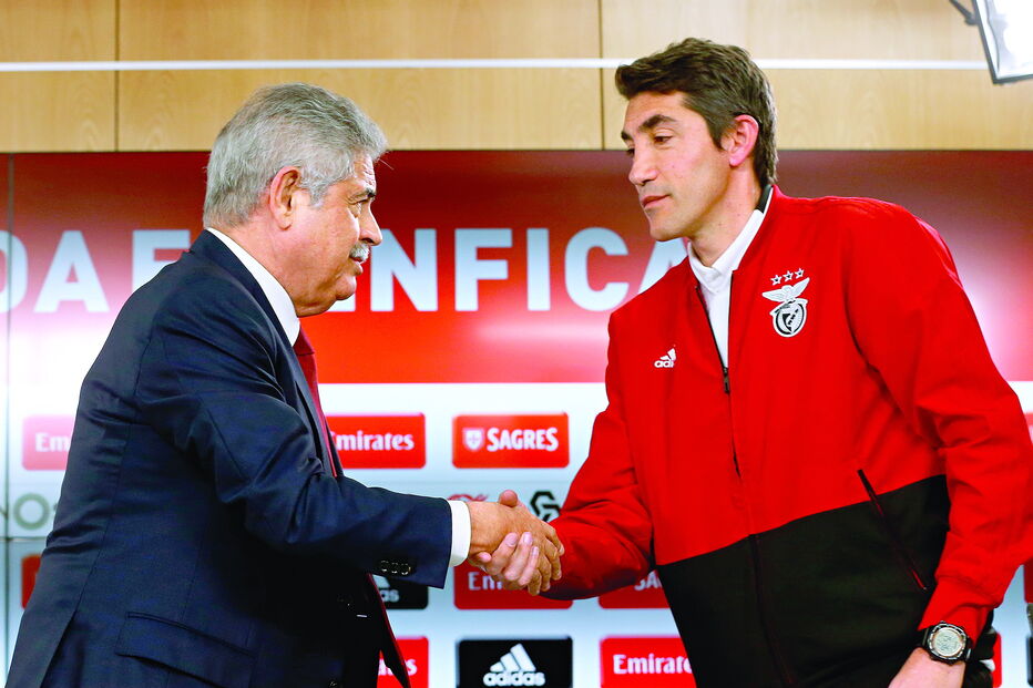 Luís Filipe Vieira, presidente do Benfica, cumprimenta Bruno Lage após o anúncio oficial da continuidade do treinador como técnico principal 