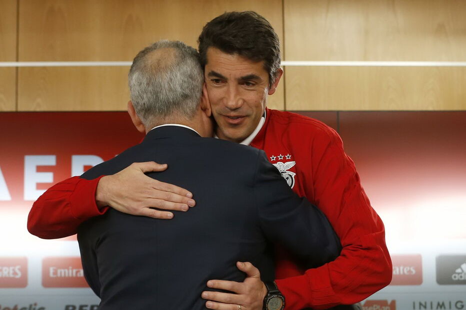 Luís Filipe Vieira, presidente do Benfica, cumprimenta Bruno Lage após o anúncio oficial da continuidade do treinador como técnico principal 