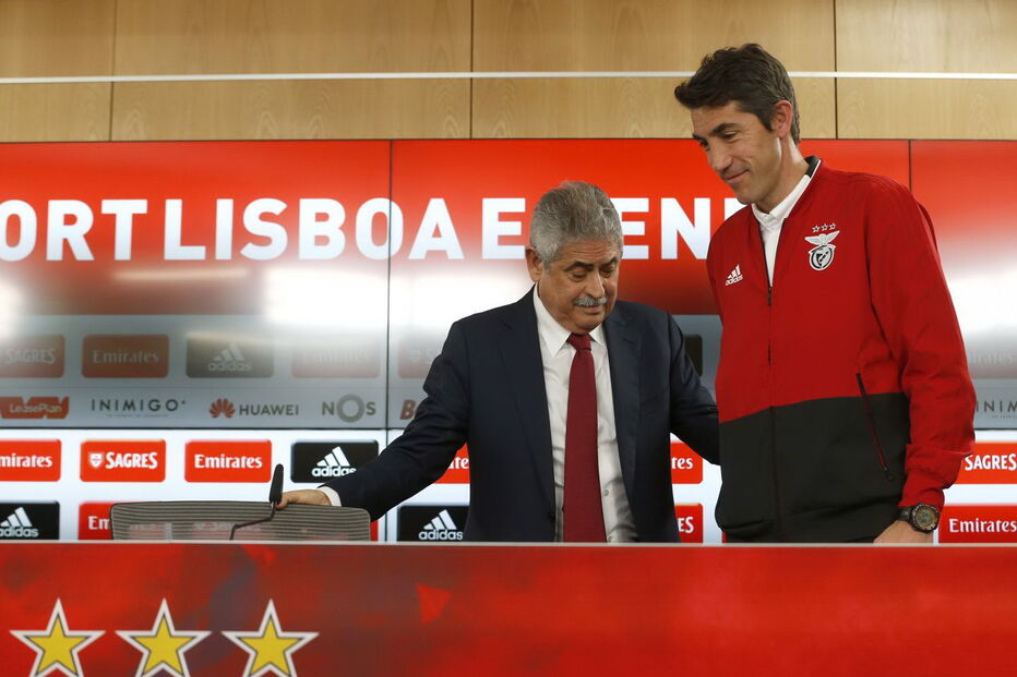 Luís Filipe Vieira, presidente do Benfica, cumprimenta Bruno Lage após o anúncio oficial da continuidade do treinador como técnico principal 