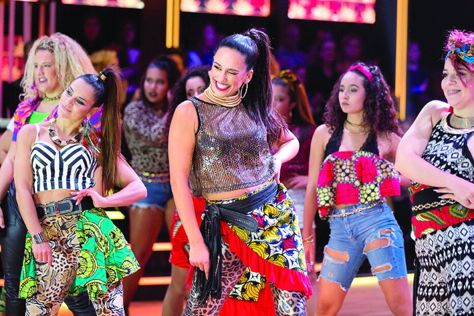 Atriz juntou-se a um grupo de bailarinos e voltou a brilhar na pista de dança   