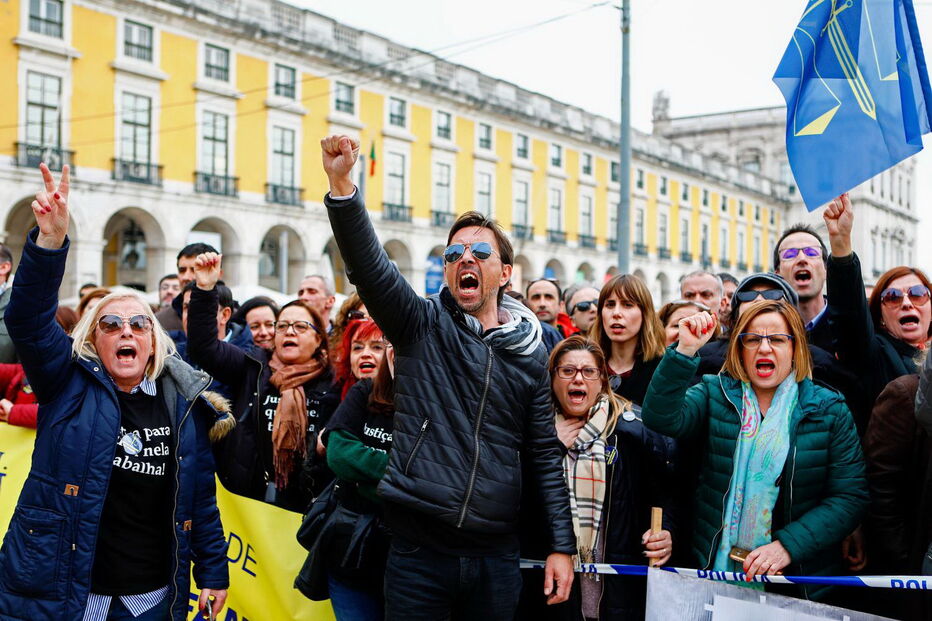 Cerca de três mil funcionários judiciais manifestam-se por revisão do estatuto