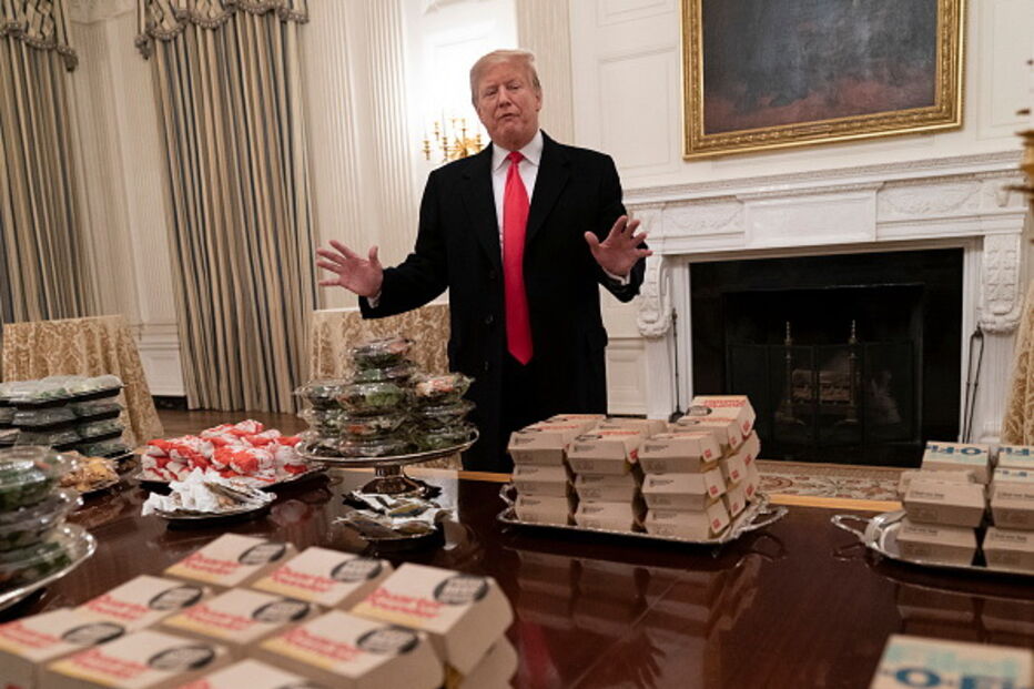 Trump serve banquete de fast food em bandejas prateadas na Casa Branca