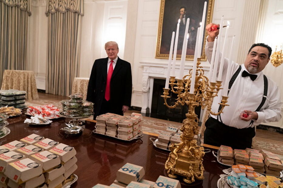 Trump serve banquete de fast food em bandejas prateadas na Casa Branca