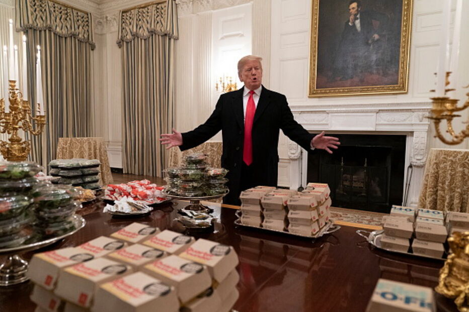 Trump serve banquete de fast food em bandejas prateadas na Casa Branca