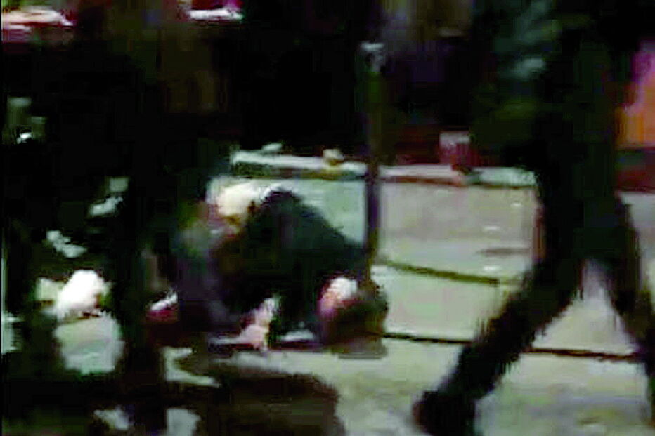 Violência  ficou registada num vídeo amador em que  se vê o desenrolar dos acontecimentos  e é percetível  a vítima ser pontapeada  na cabeça quando estava caída no chão por um segurança, que abandonou  a zona após  as agressões 