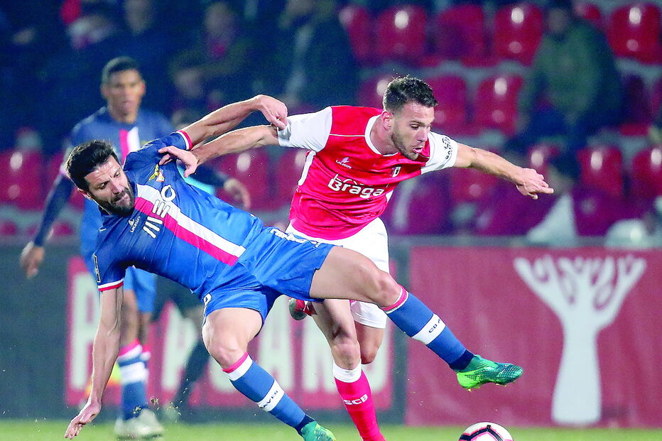 Braga (Desp. Aves) e Sequeira (Sp. Braga) em duelo pela posse da bola, durante o jogo de ontem, na Vila das Aves 