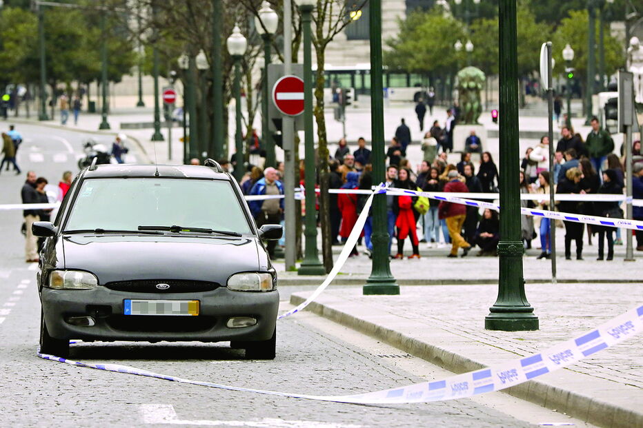 Arguido lançou o pânico ao abandonar uma viatura nos Aliados, em março de 2018. É procurado pelas autoridades    
