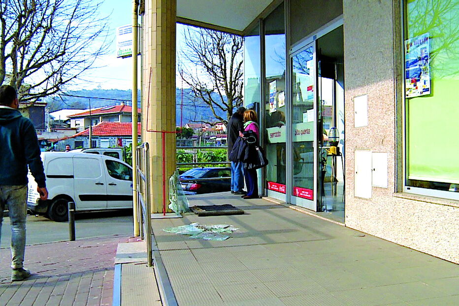 Destroços deixados pelos ladrões após o assalto à pastelaria Serração, em Lamas, Braga, ontem de madrugada  