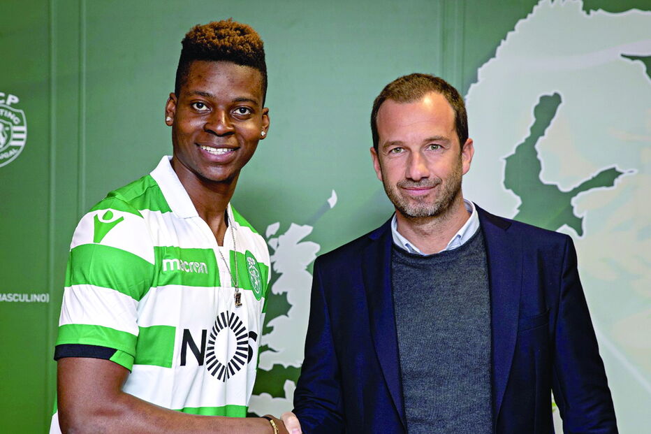 Idrissa Doumbia cumprimenta Frederico Varandas, presidente do Sporting 