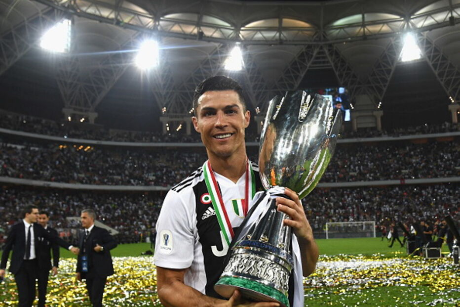 Cristiano Ronaldo marca e levanta o primeiro troféu com a camisola da Juventus