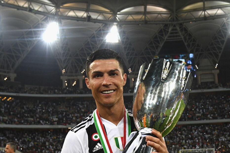 Cristiano Ronaldo marca e levanta o primeiro troféu com a camisola da Juventus